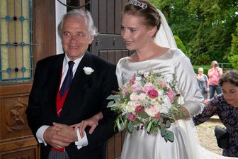 Adelshochzeit in Penig: Prinzessin Luise und Baron Felix sagen „Ja“ - Prinz Alfred von Schönburg-Hartenstein führte am Samstagvormittag seine Tochter, Prinzessin Luise, zum Altar der Peniger Stadtkirche.