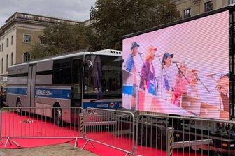 „Adenauer SRP+“Protestbus: Kam ein rechter Youtuber an interne Informationen der Polizei? - Der „Adenauer SRP+“, eine mobile, interaktive Ausstellung zur Verfassungsfeindlichkeit der AfD, steht derzeit am Berliner Maxim Gorik Theater - ohne Dachaufbau.