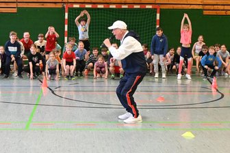 Adi motiviert Grundschüler zu Höchstleistungen - Mit 86 Jahren ist Adi fast noch so fit wie die Grundschüler.