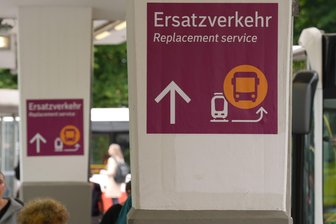 „Adieu ICE und reservierte Sitzplätze“: Vogtländer schildern erneut Bahn-Ärger - Schienenersatzverkehr hat zwei Vogtländer kalt erwischt.