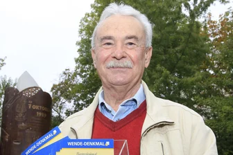 „Adieu! Macht’s gut!“ - Was der verstorbene Mitinitiator des Plauener Wendedenkmals Wolfgang Sachs in seiner selbst verfassten Abschiedsrede noch zu sagen hatte - Wolfgang Sachs war für viele Plauener ein Vorbild. Sie haben sich jetzt von ihm auf dem Friedhof I verabschiedet.