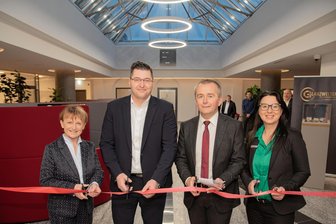 Adieu Schalter: Wie sich die Sparkasse in Oelsnitz für ihre Kunden verändert - Hereinspaziert in die völlig neugestaltete Sparkassen-Filiale Oelsnitz: Von links Martina Birner (Vorstandsmitglied der Sparkasse Vogtland), Landrat Thomas Hennig (CDU), Marko Mühlbauer (Vorstandsvorsitzender Sparkasse Vogtland) und Annett Wunderlich, Regionaldirektorin Oberes Vogtland der Sparkasse Vogtland.