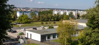 Adieu Tristesse: Große Pläne für das Mammengebiet - Viel Platz für Ideen gibt's zwischen den Wohnblöcken, die nach Abbrucharbeiten locker übers Mammengebiet verteilt sind. Am Standort der einstigen Kaufhalle (rechts) und des flachen Anbaus soll ein neues Ortsteilzentrum entstehen. Was genau, ist offen. Das Budget steht fest: 3 Millionen Euro.