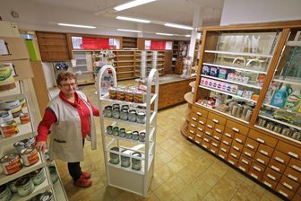 Adler-Drogerie in Glauchau schließt: Fast alle Regale sind leer - Die Adler-Drogerie hat am Dienstag zum letzten Mal geöffnet. In den Regalen stehen nur noch vereinzelt Produkte.  
