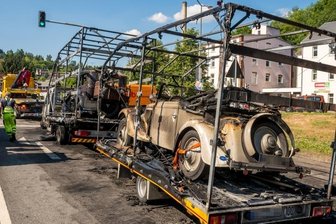 Adler-Oldtimer brennen aus -