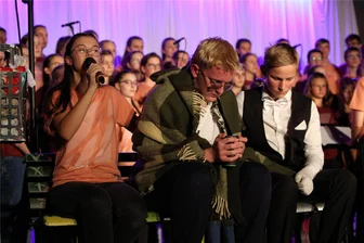 Adonia-Projekt: Burkhardtsdorfer Jugendliche rocken mit Musical ihre Heimarena - Als Hiob (Mitte) alles verloren hatte, war sein Diener James (rechts) immer für ihn da. Ihn hatte Gott geschickt, um Hiob den richtigen Weg zu weisen.