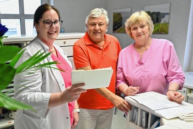 Adorf bekommt neue Ärztin - Dr. Juliane Karl (links) übernimmt ab April die Hausarztpraxis von Dr. Christoph Rürup. Schwester Birgit Vogelsang, die seit 32 Jahren in der Praxis tätig ist, wird sie bei ihrem Neuanfang unterstützen. 