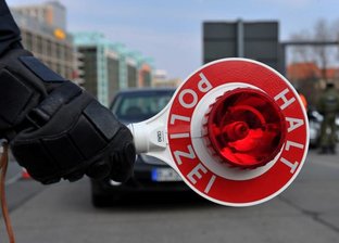 Adorf: BMW-Fahrer flieht vor Polizei- Kinder sitzen mit im Auto - Die Polizei hat am Donnerstag einen flüchtigen BMW auf der B 92 Richtung Adorf verfolgt. (Symbolbild)