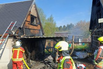 Adorf: Brand zerstört Carport – 100.000 Euro Schaden - An der Jugelsburger Höhe brannte ein Carport, Nachbarhäuser wurden beschädigt.