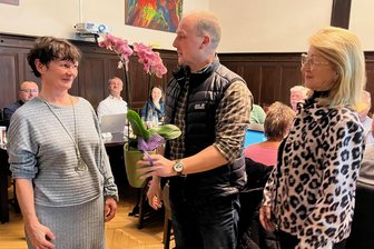 Adorf: Finale für langjährige Rathaus-Mitarbeiterin - Sebastian Brand und Mariechen Bang (rechts) danken für die Adorfer CDU-Fraktion Heike Windisch.