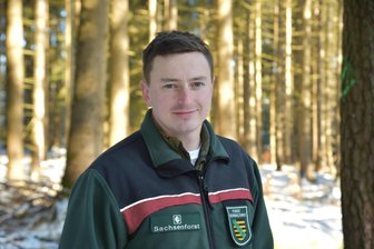 Adorf lässt in diesem Jahr viel mehr Holz einschlagen - David Neubert ist der zuständige Revierförster für den Kommunalwald der Stadt Adorf.