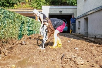 Adorf: Millionenschaden nach Starkregen - Bis zu 50 Liter Regen pro Quadratmeter fielen am 6. September in Adorf. Anwohner versuchten den Schlamm selbstständig zu beseitigen. Foto: André März/Archiv