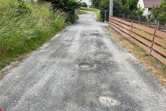 Adorf rückt kaputten Straßen zu Leibe - Der Steinweg in Adorfs Pfaffenlohsiedlung ist in schlechtem Zustand. Es bilden sich immer wieder Schlaglöcher.