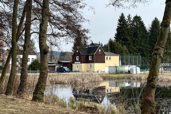 Adorf schiebt Pläne für Vereinsheim-Sanierung an - Das Vereinsheim an der Elsterstraße 69 in Adorf, direkt neben dem Sportplatz gelegen.
