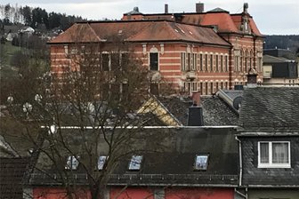 Adorf: Snackautomat in Turnhalle wirft Fragen bei Stadträten auf - An der Turnhalle der Zentralschule Adorf, hier fotografiert von der Storchenstraße aus, steht ein Snackautomat.