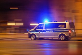 Adorf/V.: Mann bedroht junge Leute mit Axt - Ein Mann soll in Adorf/V. junge Leute mit einer Axt bedroht haben.