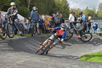 Adorf will Umfeld von neuer Pumptrack-Anlage aufwerten - Seit Ende September ist die Pumptrack in Adorf in Betrieb. Am Umfeld soll aber noch gearbeitet werden.