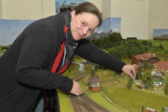 Adorf zeigt die große Welt im Kleinen - Stephanie Nowack: „Ich habe schon immer gerne gebastelt und gestaltet. Das Elektrische überlasse ich lieber den anderen, weil mir das nicht liegt. Ich mache alles, was jenseits der Gleise liegt.“