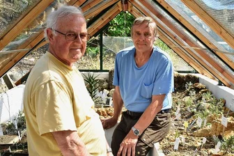 Adorfer Bürgerpreis geht an die Macher des Botanischen Gartens - Die Stadt Adorf hat den Bürgerpreis 2020 für ehrenamtliches Engagement verliehen. Geehrt wurden Wolfgang Isaak (links) und Peter Renner, die 2001 zu den Gründern des Vereins Botanischer Garten gehörten und einen großen Anteil daran haben, dass die Einrichtung ein Aushängeschild Adorfs ist. Das Foto zeigt sie im Alpinhaus.