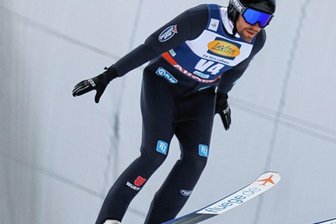 Adorfer ebnet Stars die Spur - Setzt zur Landung an: Vorspringer Jan Jeske. 