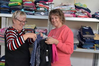 Adorfer Familienbasar öffnet: Gebrauchtes für den schmalen Geldbeutel - Cordula Schäfer (links) und Monika Beissel - zwei von rund 25 ehrenamtlichen Helfern.