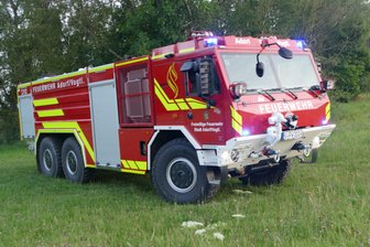 Adorfer Feuerwehr bei Löscharbeiten in Tschechien gefordert - Das Tanklöschfahrzeug der Adorfer Feuerwehr rollte zum Einsatz über die Grenze.