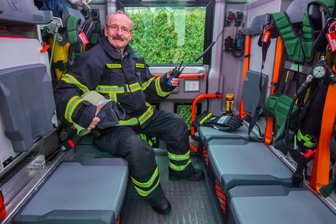 Adorfer Feuerwehrmann auch nach fünf Jahrzehnten aktiv im Einsatz - Michael Drescher in voller Montur. Der 66-Jährige ist das erste Mitglied der Adorfer Wehr, das 50-jähriges Jubiläum im aktiven Einsatzdienst feiern kann. Bereits in jungen Jahren begeisterte er sich für die Feuerwehr. Er wohnte damals gleich neben dem Gerätehaus.