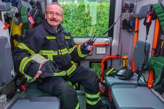 Adorfer Feuerwehrmann macht die 50 voll - Michael Drescher in voller Montur: Der 66-Jährige ist der erste Kamerad der Adorfer Wehr, der 50-jähriges Jubiläum im aktiven Einsatzdienst feiern kann. Bereits in jungen Jahren begeisterte er sich für die Feuerwehr. Kein Wunder: Er wohnte gleich neben dem Gerätehaus.