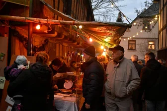 Adorfer Gewerbeverein legt Einkaufsgutschein wieder auf - In der stets dicht bevölkerten Hellgasse wird der Gewerbeverein Adorf dieses Jahr wieder seinen Weihnachtsmarkt-Stand haben - mit der erneut startenden Einkaufsgutschein-Aktion.