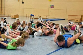Adorfer Grundschüler haben viel Spaß mit Tanz-Profi -