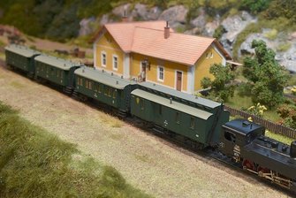 Adorfer Modellbahner bauen den "Roßbacher Mockel" nach - Eine Legende wurde originalgetreu und gespickt mit vielen Details nachgebaut: Der "Roßbacher Mockel" verkehrte zwischen 1906 und 1945 zwischen Adorf und Roßbach.