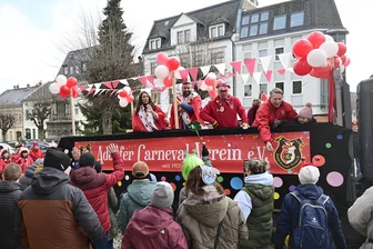 Adorfer Narren rütteln trotz starker Konkurrenz nicht an ihrem Faschingsumzug: „We make Jugelsburg great again“ - Der Adorfer Carnevalverein mit dem Prinzenpaar Daniel II. und Marilyn I.
