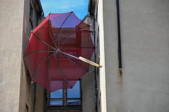 Adorfer Regenschirme, die Leben prägten: Künstlerin deckt vergessene Geschichten erzgebirgischer Arbeiterinnen auf - Regenschirme beschäftigen die Chemnitzer Künstlerin Lysann Németh schon seit Langem. Nun lässt sie in einem Buch die alte Adorfer Schirmfabrik wieder zum Leben erwachen.