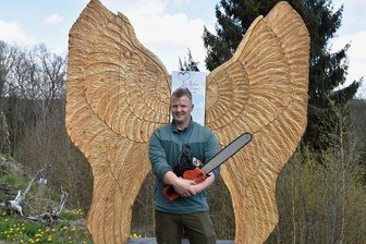 Adorfer schneidet Fantasien aus Holz - Eines seiner bevorzugten Motive sind Flügel, weil sie für ihn Leichtigkeit und Freiheit symbolisieren.
