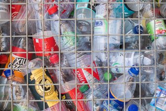 Adorfer Schüler lernen Nachhaltigkeit - und starten mit einer Müllsammelaktion - Kunststoffe können zu neuen Produkten recycelt werden. Darum geht es am Freitag am Thementag in Adorf.