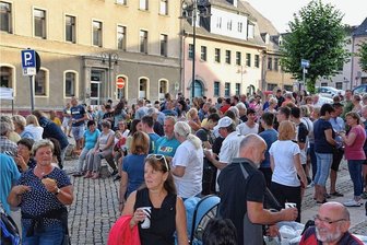 Adorfer Sommerabende starten kommende Woche wieder - Die musikalischen Sommerabende auf dem Adorfer Marktplatz waren vergangenes Jahr mit stets mehreren hundert Gästen gut besucht. Am 6. Juli geht's wieder los, mit zunächst sechs Terminen bis 10. August.