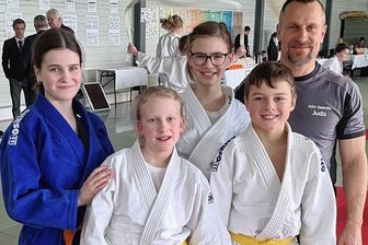 Adorfer sorgt für eine Überraschung - Alexis Eckart hinten Mitte) ragte mit ihrer Goldmedaille aus der Delegation des ASV Oelsnitz heraus. Weiter im Bild sind (von links) Jugendleiterin Lisa Stucke, Leah Fietz,Hannes Riedel und Trainer Heiko Stucke.