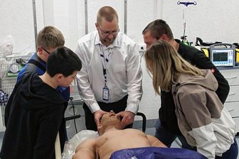 Adorfer startet mit Notfallsimulation durch - Dozent Sebastian Klöden zeigte beim Tag der offenen Tür die Untersuchungen an der Puppe Adam. Nur zwei derartige in den Niederlanden hergestellte Puppen soll es in Deutschland geben. Sie gelten als Wunderwerk der Technik.