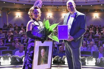 Adorfer Tänzerin sagt als Primaballerina adieu - Nadien Riedel wurde auf der Bühne in Bad Elster von Generalmusikdirektor Florian Merz verabschiedet.