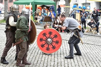 Adorfer wollen 2024 großes Fest wieder aufleben lassen - Eine große Belebung für den Markt: Der Mittelalterverein Vulpes Treubh war einer der Akteure, als sich im Mai 2022 in Adorf bei einer Fete die Vereine der Stadt vorstellten und zum Mitmachen einluden. Das soll in diesem Jahr eine Neuauflage erfahren und den Vereinen auch Nachwuchs bescheren.