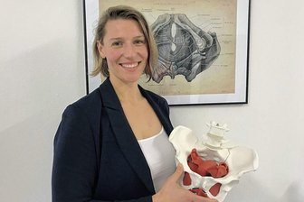 Adorferin verordnet Höhepunkte: Darum setzt diese Therapeutin auf Orgasmen - "Meine Töchter werde ich anders aufklären, als das bei mir der Fall war." Stephanie Menz, Ergotherapeutin und Harmoniecoachin, empfiehlt Orgasmen als Trainingseinheiten - gegen Einschlafprobleme, Hormonabfall in der Menopause, Regelschmerzen, für die Geburtsvorbereitung genauso wie vorm Bewerbungsgespräch. 
