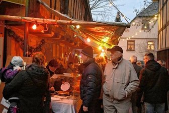 Adorfs Adventsklassiker unter neuer Regie - Die Hellgasse mit dichtem Gedränge verleiht dem Adorfer Weihnachtsmarkt am dritten Adventswochenende besonderes Flair. 