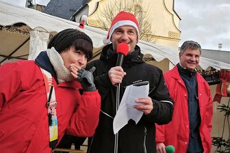 Adorfs Bürgermeister singt und gewinnt Wette - Adorfs Bürgermeister Rico Schmidt gewann eine Wette. Links vom ACV Nadien Riedel, rechts Michael Renz.