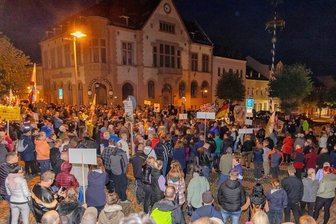 Adorfs Bürgermeister zur Demo: "Möglich, dass ich da hingehe" - Zur Kundgebung gegen die Politik der Bundesregierung bei Energie, Corona und Ukrainekrieg kamen am Montag nach Veranstalterangaben knapp 1000 Menschen aus dem ganzen Vogtland und darüber hinaus.