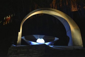 Adorfs neuer Blickfang: Muscheltor glänzt in zentraler Lage - Adorf hat einen neuen Blickfang - das Muscheltor. Mit ihm wird an die Perlmutter-Traditionen in der Stadt erinnert. Das Kunstwerk aus Cortenstahl und Granit steht am Pfortenberg oberhalb der Kreuzung der Bundesstraßen 92 und 283.
