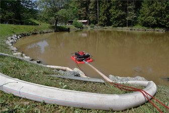 Adorfs Problemteich wird saniert - Nach dem Starkregen wurde per Pumpe der Wasserstand des Teiches stark abgesenkt.