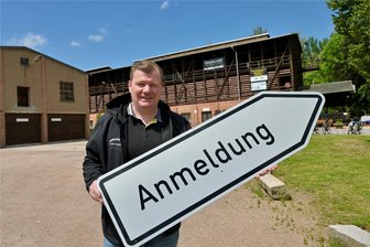 Adrenalin, Autos, Gaudi und Waldgeister – Das ist am Wochenende im Erzgebirge los - Marcus Ehnert ist der Chef des Vereins, der in Niederwürschnitz das Oldtimertreffen an der Alten Ziegelei organisiert. Rund 100 teilnehmende Fahrzeuge werden erwartet – und die gibt es nicht nur vor Ort zu bestaunen.