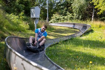 Adrenalin pur auf Sommerrodelbahnen: Vier spannende Ziele für die ganze Familie - Die Sommerrodelbahn in Altenberg ist mit mehr als 1000 Metern die längste in der Region.