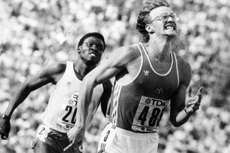 Adrenalin und Schmerzen: Der Chemnitzer Thomas Schönlebe erinnert sich an seinen Gold-Coup bei der Leichtathletik-WM 1987 in Rom - Rom, 3. September 1987: Im Olympiastadion der Ewigen Stadt steht bei der Leichtathletik-WM das 400-Meter-Finale an. Der Startschuss fällt, die Favoriten Innocent Egbunike (Nigeria), Harry „Butch“ Reynolds (USA) und Robert Hernandez (Kuba) stürmen voran. Doch bei 200 Metern schiebt sich Thomas Schönlebe vom SC Karl-Marx-Stadt, der einzige Weiße im Feld, nach vorn. Sensationell wirft er sich als Erster ins Ziel. „Aus den Augenwinkeln siehst du, dass da niemand oder nur ein Schatten ist. Dann kommt der Adrenalinstoß“, beschreibt er die letzten 50 Meter im Rennen seines Lebens. Egbunike (44,56) und Reynolds (44,80) haben das Nachsehen. Die Siegerzeit von 44,33 Sekunden bedeutet Europarekord, der 36 Jahre Bestand hat. 2023 läuft der Brite Matthew Hudson-Smith bei der WM 44,26. Das Bild von Thomas Schönlebe (Hernandez dahinter) wurde 1987 zum Sportfoto des Jahres gekürt.