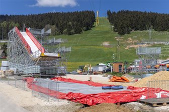 Adrenalinkick am Fichtelberg: Eröffnung neuer Attraktionen steht kurz bevor - Sieht schon mal gigantisch aus: Das acht Meter hohe Gerüst im „Adventure Jump & Slide Park“. „Freie Presse“ hat wichtige Details zur bevorstehenden Eröffnung abgefragt. Achtung Spoiler! Das Warten hat bald ein Ende.